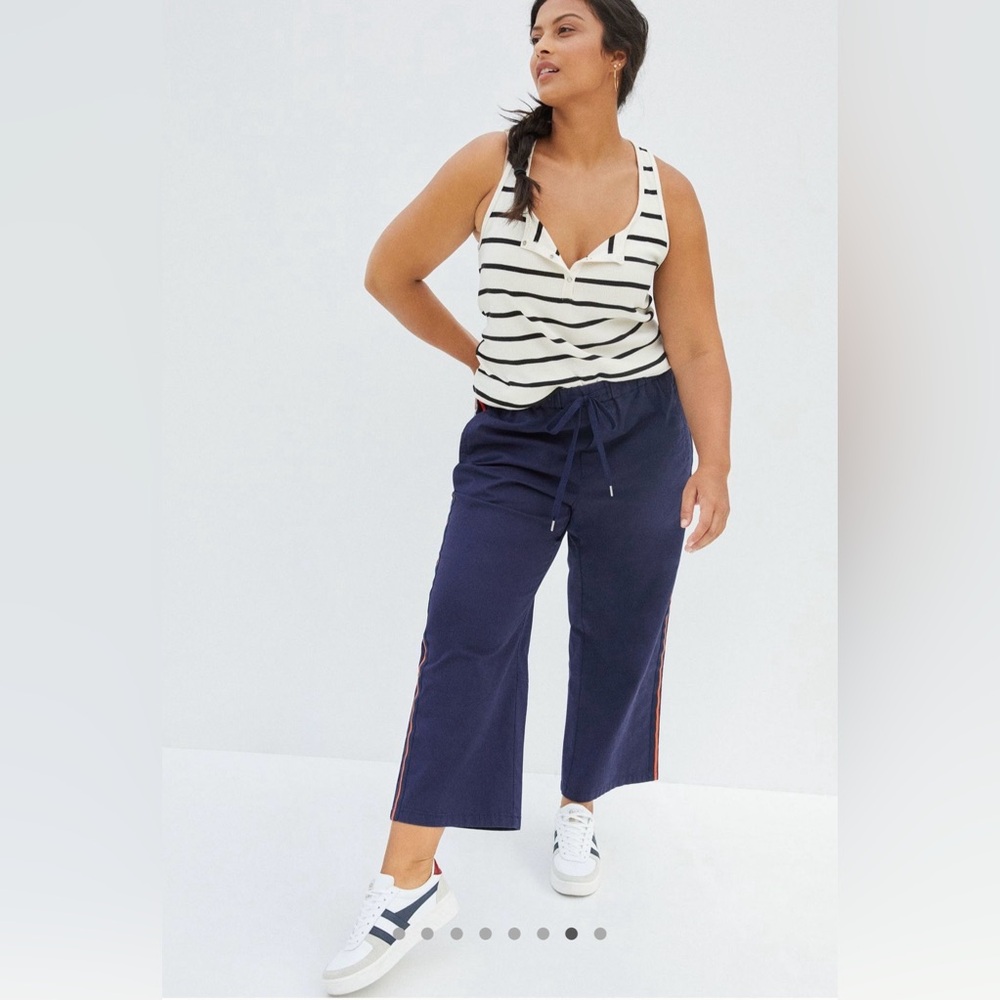 Maeve by Anthropologie navy blue track pants with a red side stripe M